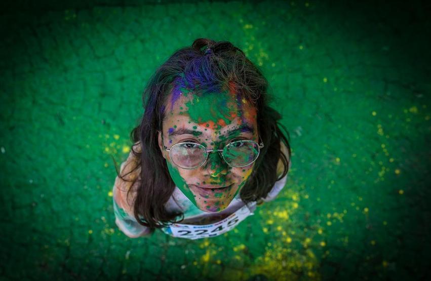 Renkli toz yağmurları altında koştular Bursada renkli koşu festivali