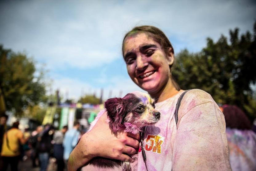 Renkli toz yağmurları altında koştular Bursada renkli koşu festivali