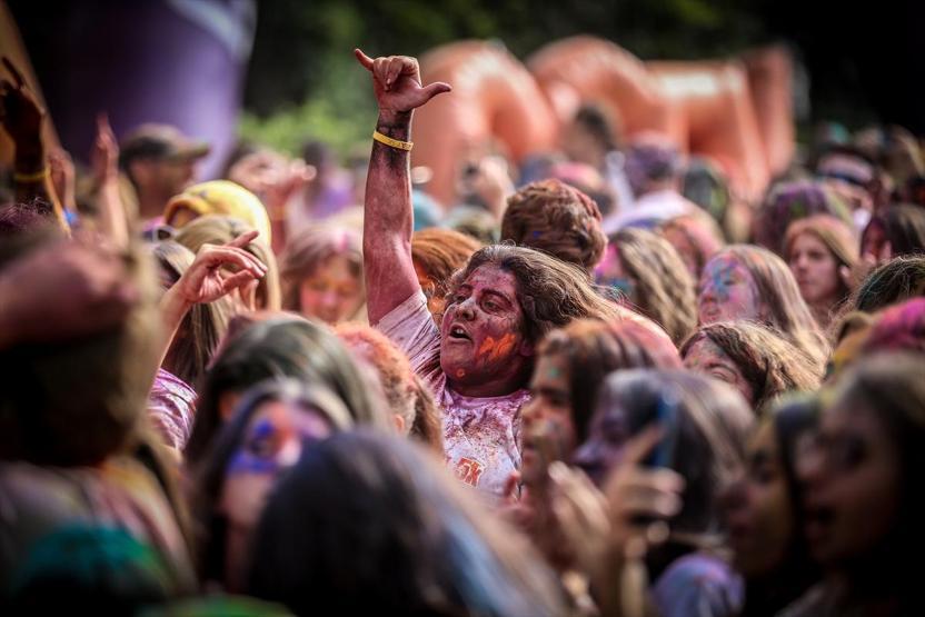 Renkli toz yağmurları altında koştular Bursada renkli koşu festivali