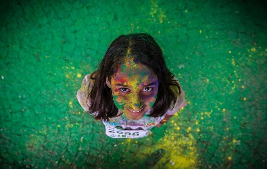 Renkli toz yağmurları altında koştular Bursada renkli koşu festivali