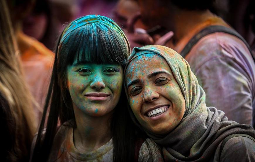 Renkli toz yağmurları altında koştular Bursada renkli koşu festivali