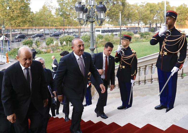Bakan Çavuşoğlunun Fransa ziyaretinden ilk kareler