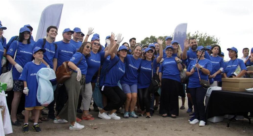 7 ülkenin büyükelçisi Antalya’da sigara izmariti topladı