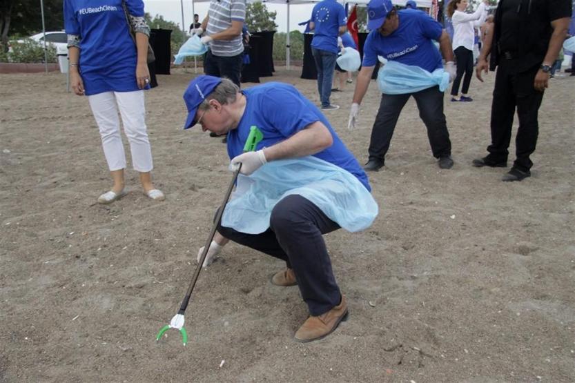 7 ülkenin büyükelçisi Antalya’da sigara izmariti topladı