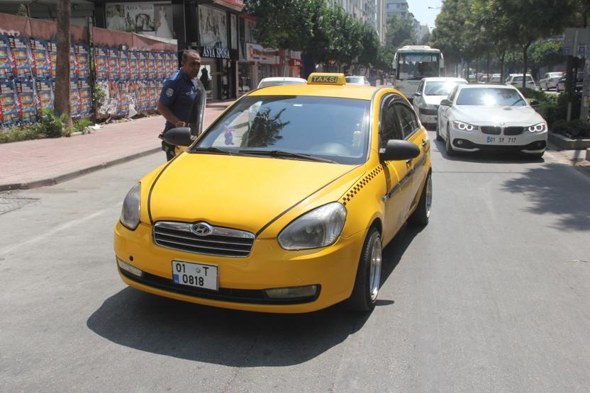 Taksici içip içip yol ortasında sızdı