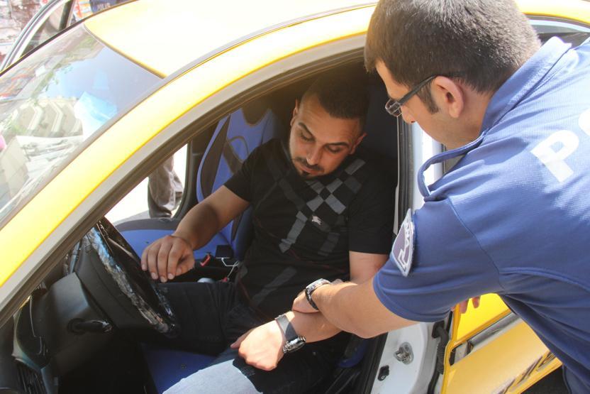 Taksici içip içip yol ortasında sızdı