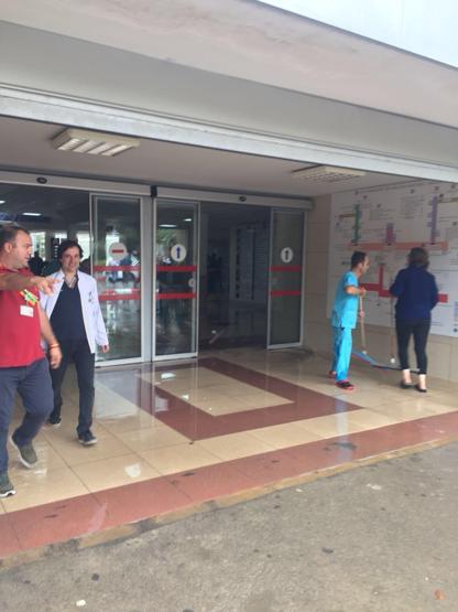 Hastaneyi su bastı, iskelenin çatısı çöktü, araçlar alt geçitte kaldı