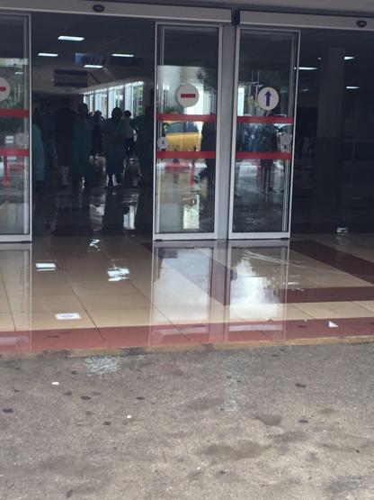 Hastaneyi su bastı, iskelenin çatısı çöktü, araçlar alt geçitte kaldı