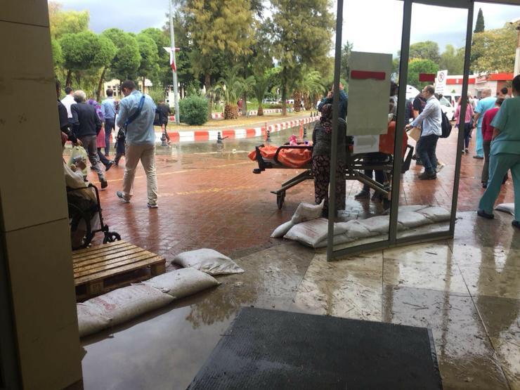 Hastaneyi su bastı, iskelenin çatısı çöktü, araçlar alt geçitte kaldı