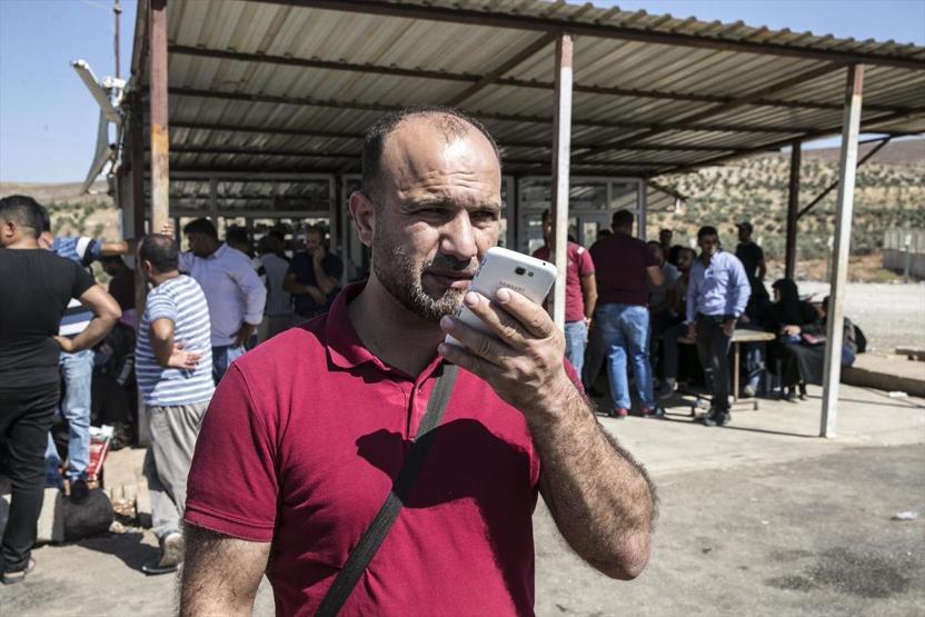 Elinde çiçeklerle 7 gündür sınır kapısında bekledi, kavuştular