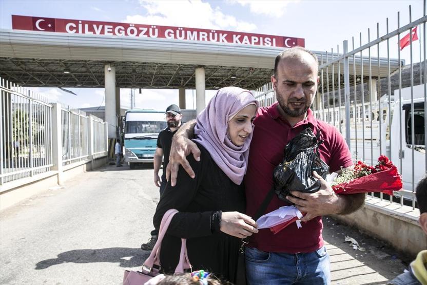 Elinde çiçeklerle 7 gündür sınır kapısında bekledi, kavuştular