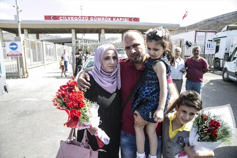Elinde çiçeklerle 7 gündür sınır kapısında bekledi, kavuştular
