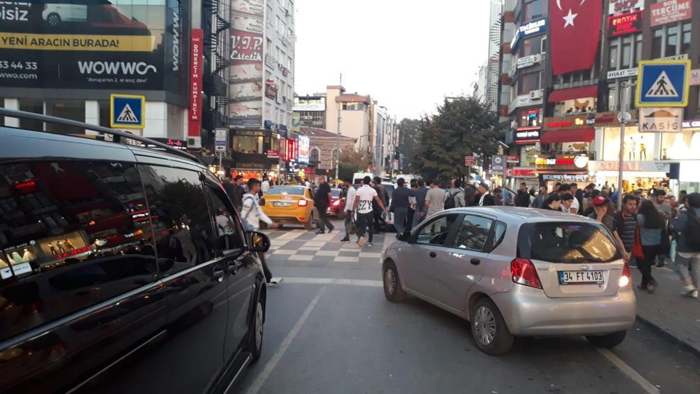 Bakırköyde dehşet anları: Otomobili yayaların üzerine sürdü