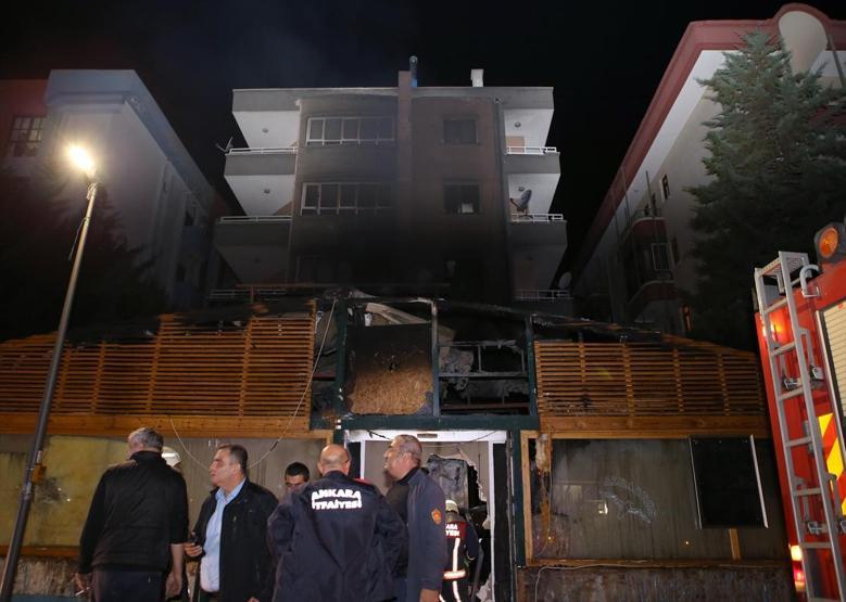 Restoranın çatısı tutuştu, alevler yan binaya sıçradı