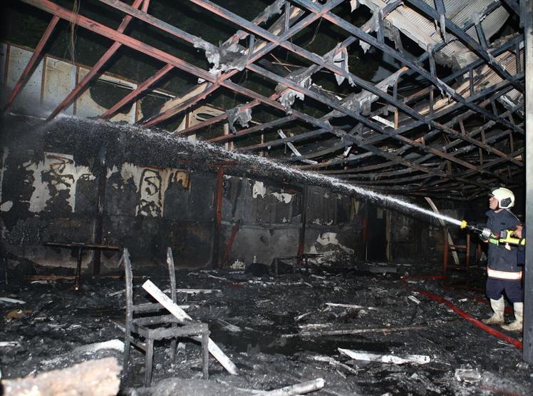 Restoranın çatısı tutuştu, alevler yan binaya sıçradı