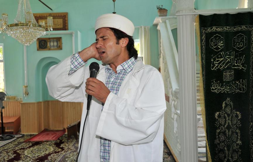 Rockçı imam meslekten ihraç edildi