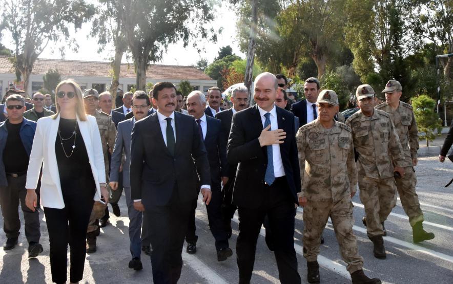 İçişleri Bakanı Soylu, Foçada jandarma komandoların yemin törenine katıldı