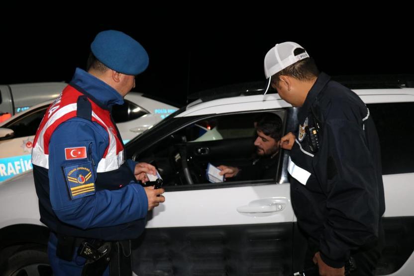 Jandarma ve polis ekiplerinden trafik denetimi