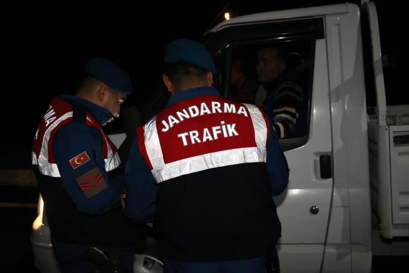 Jandarma ve polis ekiplerinden trafik denetimi