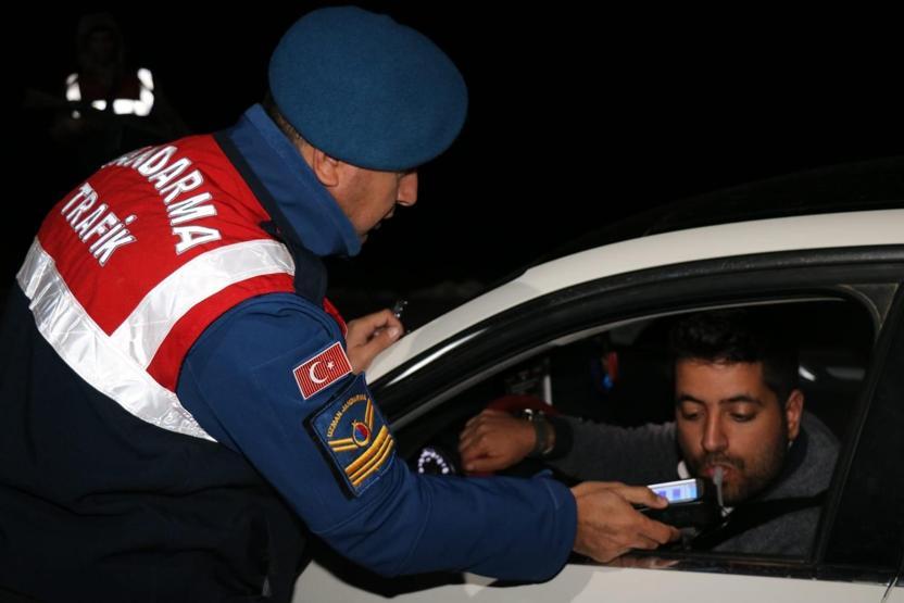 Jandarma ve polis ekiplerinden trafik denetimi