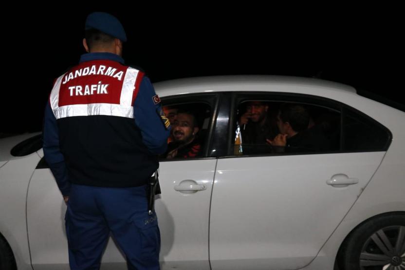 Jandarma ve polis ekiplerinden trafik denetimi