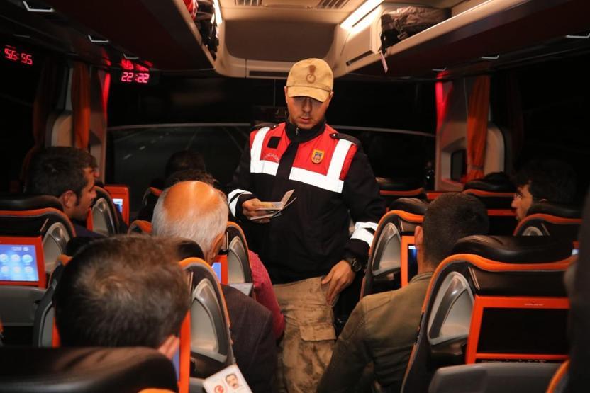 Jandarma ve polis ekiplerinden trafik denetimi