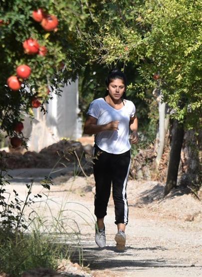 Dünya Plaj Güreşi Şampiyonu harçlık için serada çalışıyor