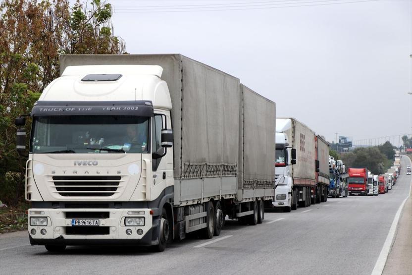 Kapıkulede TIR şoförlerini isyan ettiren kuyruk 13 kilometreye uzadı