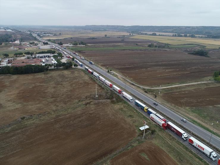 Kapıkulede TIR şoförlerini isyan ettiren kuyruk 13 kilometreye uzadı