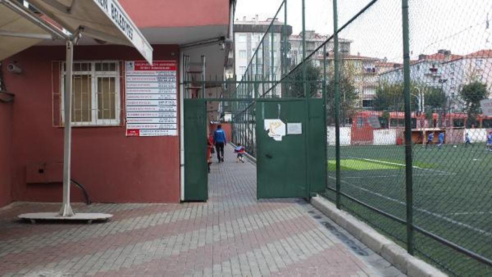 Kırmızı karta sinirlendi, silahla sahaya girmeye çalıştı