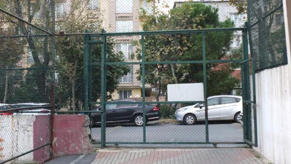 Kırmızı karta sinirlendi, silahla sahaya girmeye çalıştı
