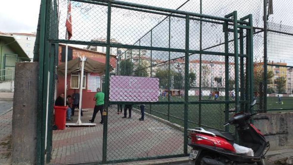Kırmızı karta sinirlendi, silahla sahaya girmeye çalıştı