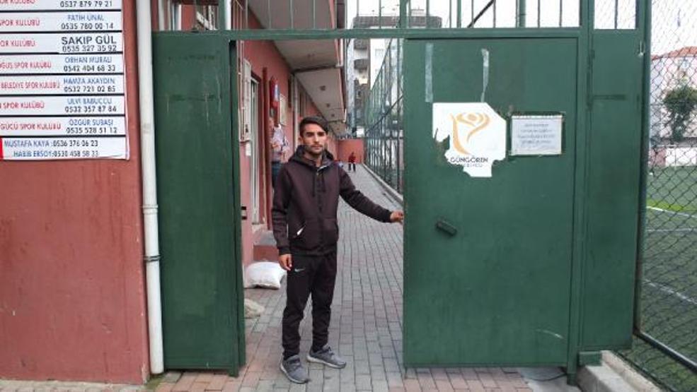 Kırmızı karta sinirlendi, silahla sahaya girmeye çalıştı