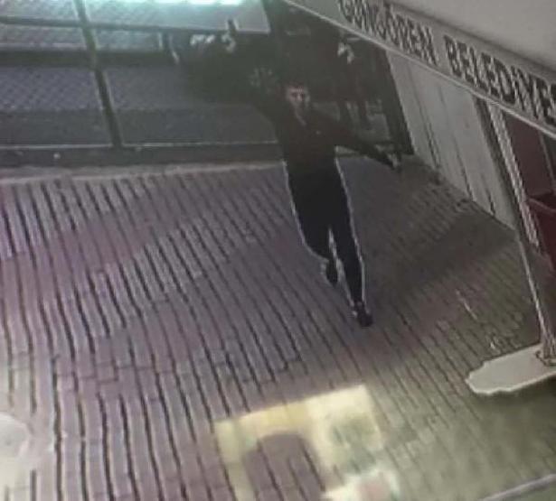 Kırmızı karta sinirlendi, silahla sahaya girmeye çalıştı