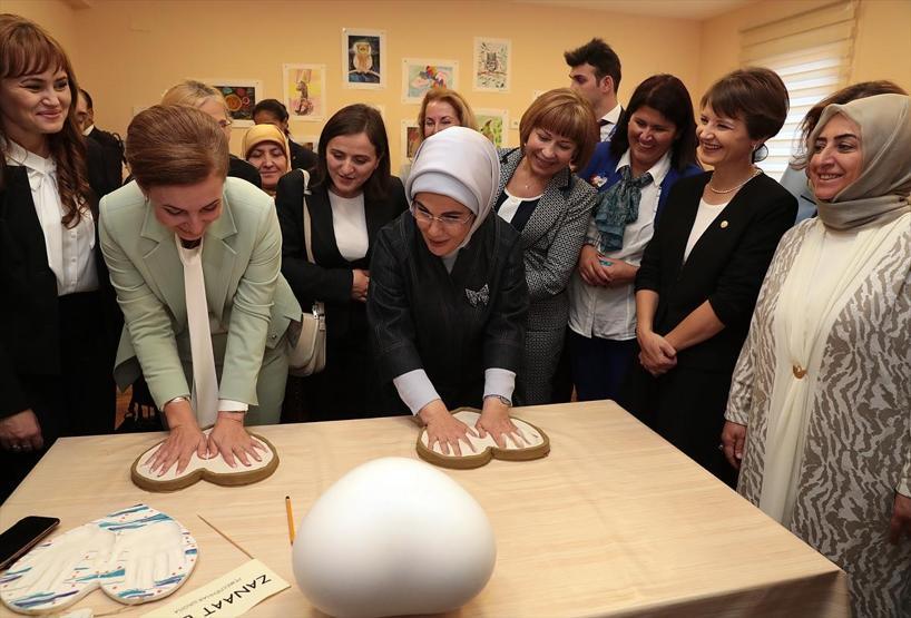 Emine Erdoğandan Moldovada huzurevi ziyareti