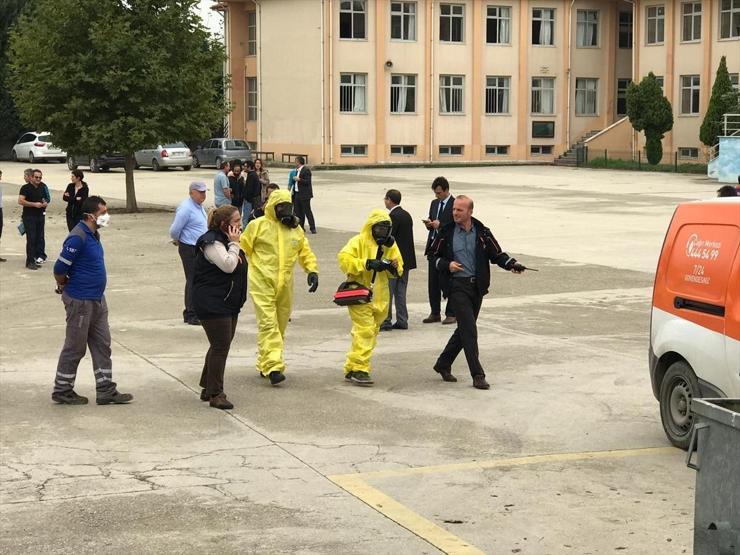 Sakaryada lisede gaz kaçağı paniği: Bina boşaltıldı
