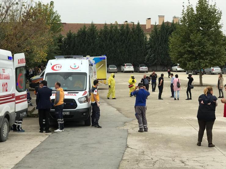 Sakaryada lisede gaz kaçağı paniği: Bina boşaltıldı