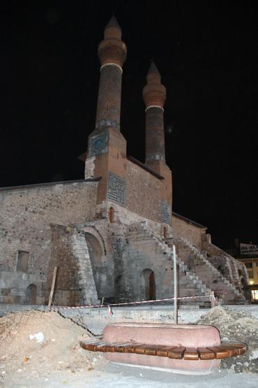 Kentin simgesi 750 yıllık medresenin gizli tüneli ortaya çıktı