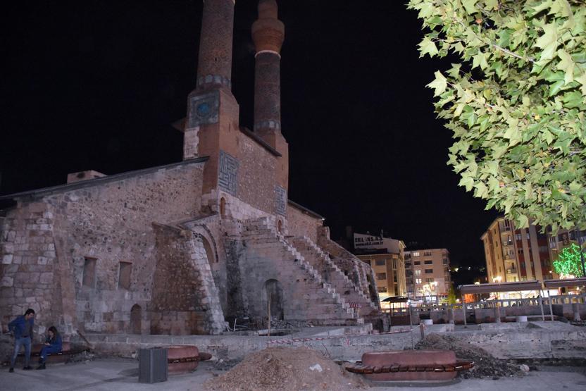 Kentin simgesi 750 yıllık medresenin gizli tüneli ortaya çıktı