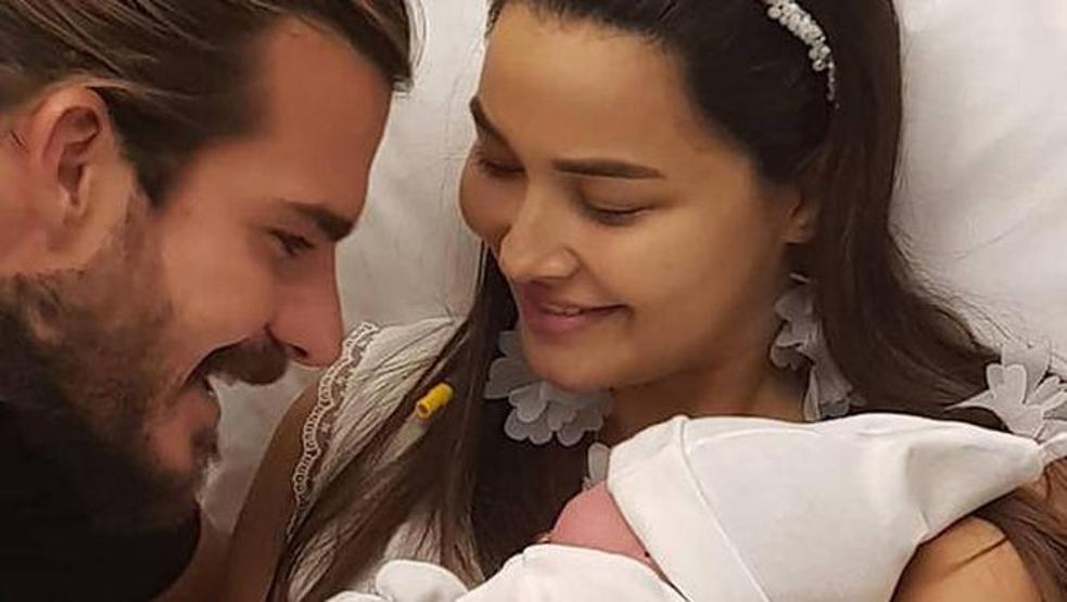 Gizem - Hakan Hatipoğlu çiftinin bebekleriyle ilk pozu