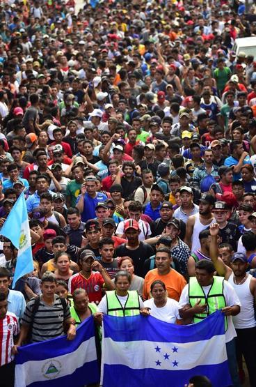 Binlerce göçmen Guatemala-Meksika sınırında mahsur kaldı