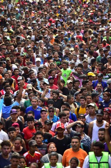 Binlerce göçmen Guatemala-Meksika sınırında mahsur kaldı