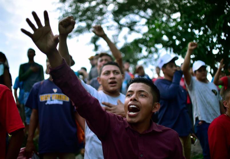 Binlerce göçmen Guatemala-Meksika sınırında mahsur kaldı