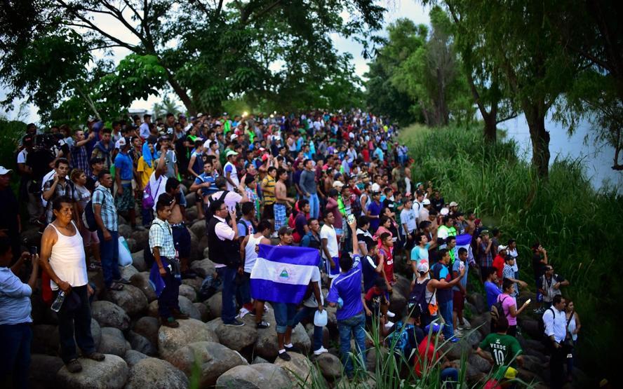 Binlerce göçmen Guatemala-Meksika sınırında mahsur kaldı