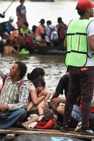 Binlerce göçmen Guatemala-Meksika sınırında mahsur kaldı