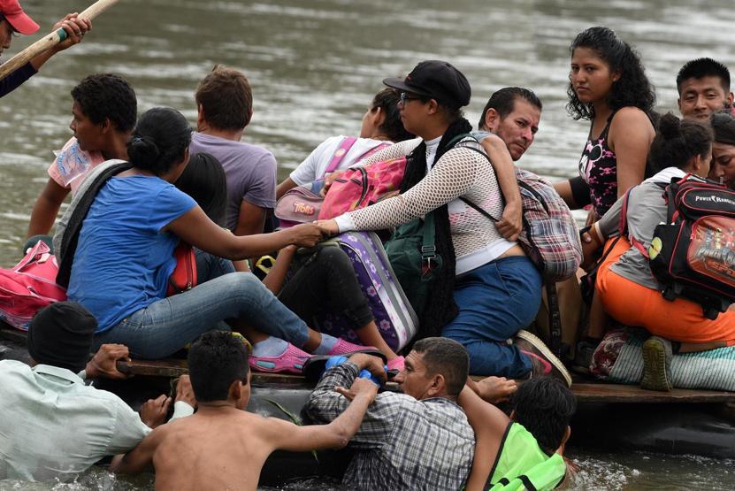 Binlerce göçmen Guatemala-Meksika sınırında mahsur kaldı