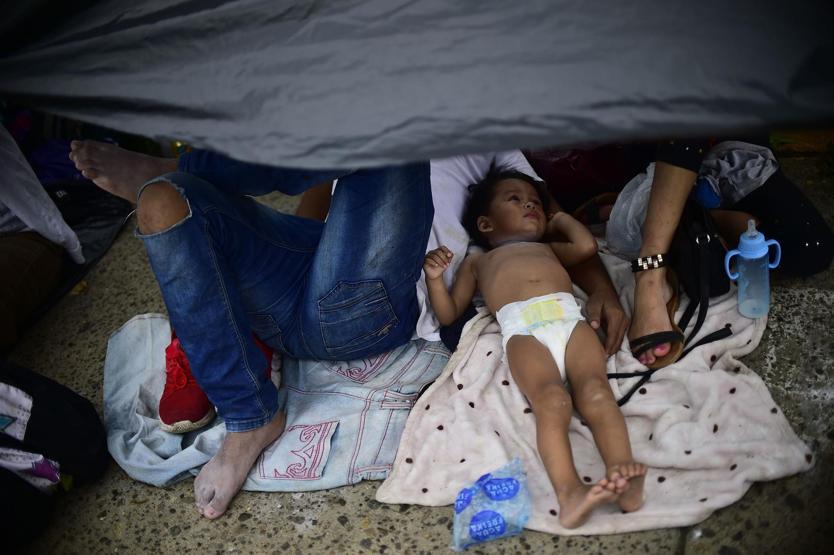 Binlerce göçmen Guatemala-Meksika sınırında mahsur kaldı