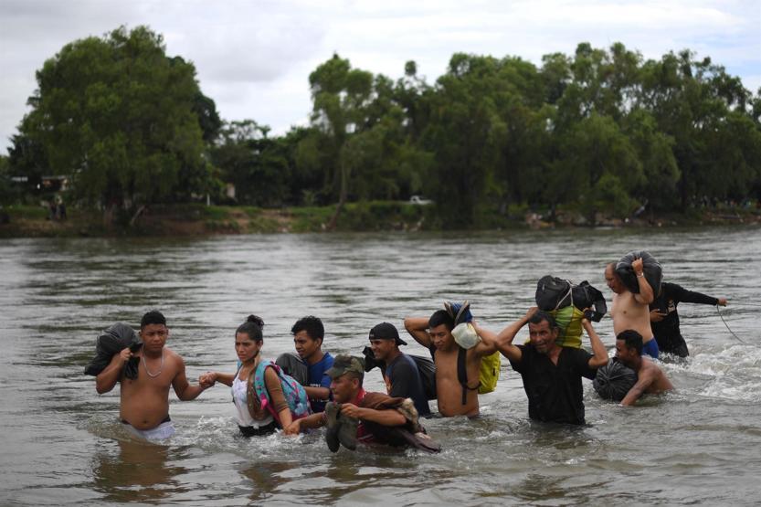 Binlerce göçmen Guatemala-Meksika sınırında mahsur kaldı