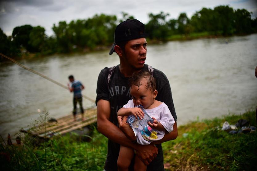 Binlerce göçmen Guatemala-Meksika sınırında mahsur kaldı