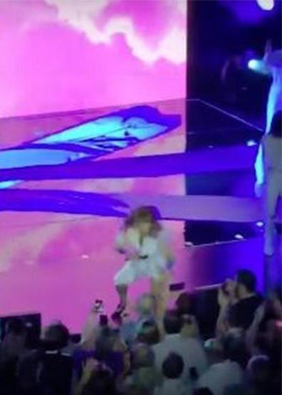 Konser sırasında seyircilerin üzerine düştü